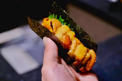 一份手捲裡頭有著滿滿的蟹肉與快要爆出來的海膽,吃起來相當過癮。(圖/記者葉盛耀攝) ▲一份手捲裡頭有著滿滿的蟹肉與快要爆出來的海膽,吃起來相當過癮。(圖/記者葉盛耀攝)