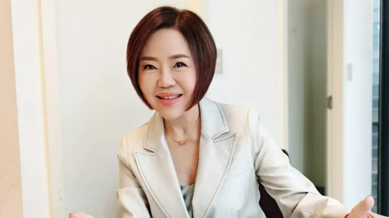 ▲主持人于美人分享端午節取「午時水」的訣竅，強調需在中午11:45到12:15之間接水，而且可以喝、煎藥、洗澡等，還提醒要用水管取水，才有「接錢龍」的寓意。（圖／于美人臉書）