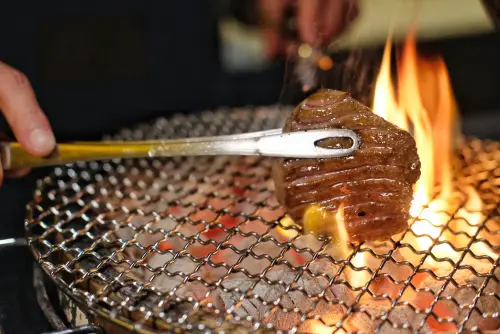 「厚切牛舌」處理得宜,烤到外表透亮,吃起來果真柔嫩多汁。(圖/記者葉盛耀攝) ▲「厚切牛舌」處理得宜,烤到外表透亮,吃起來果真柔嫩多汁。(圖/記者葉盛耀攝)