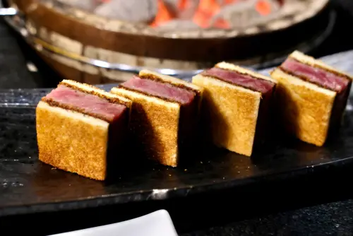 和牛三明治中間的和牛還帶著粉嫩色澤,是「碳探和牛專門店」人氣菜色。(圖/記者葉盛耀攝) ▲和牛三明治中間的和牛還帶著粉嫩色澤,是「碳探和牛專門店」人氣菜色。(圖/記者葉盛耀攝)