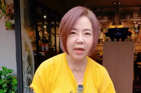 ▲于美人（如圖）提醒曬太陽補能量也要適度，影片最後她向掌鏡人灑水，氣氛歡樂有趣。（圖／于美人臉書）