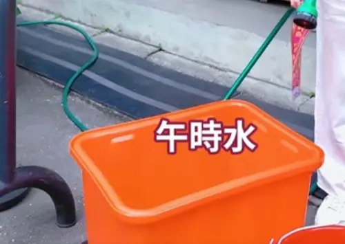 ▲于美人幽默教學「午時水」用法，不只煎藥、洗澡、收驚都能用，還笑說：「沒辦法洗澡就噴一噴」，模擬動作逗樂掌鏡人。（圖／于美人臉書）