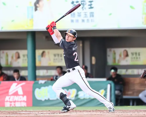 中職/陳傑憲首拿「魚雷棒」上場!超前安打暈老虎 統一8:3桃猿