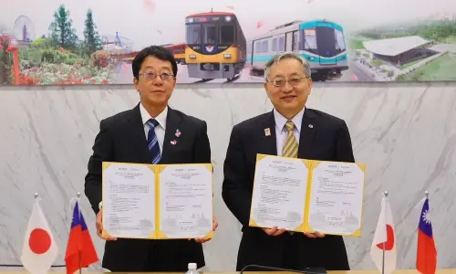 ▲高雄捷運公司與京阪控股公司簽署友好協定,由高雄捷運公司董事長楊岳崑(右)與日本京阪控股株式會社專務取締役及京阪電車社長平川(左)共同簽署。(圖/高雄捷運公司提供) ▲高雄捷運公司與京阪控股公司簽署友好協定,由高雄捷運公司董事長楊岳崑(右)與日本京阪控股株式會社專務取締役及京阪電車社長平川(左)共同簽署。(圖/高雄捷運公司提供)