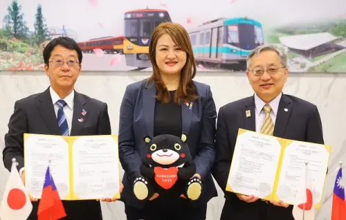 ▲高雄捷運公司與京阪控股公司簽署友好協定,是在高雄市政府觀光局局長高閔琳(中)的見證下,簽署友好協定。(圖/高雄捷運公司提供) ▲高雄捷運公司與京阪控股公司簽署友好協定,是在高雄市政府觀光局局長高閔琳(中)的見證下,簽署友好協定。(圖/高雄捷運公司提供)