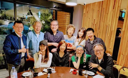 ▲陳美鳳（下排左）發出的照片中，可見張小燕（下排右二）露出笑容，狀態看來相當穩定。（圖／陳美鳳臉書）