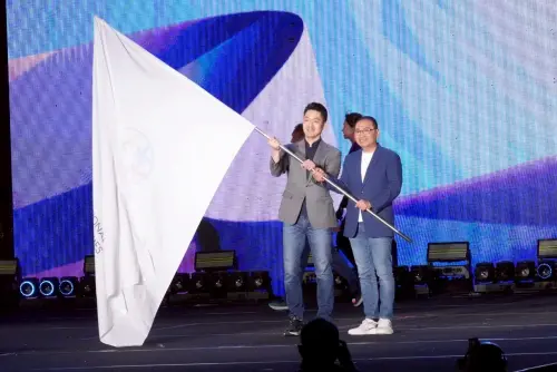 ▲世壯運閉幕典禮，新北市長侯友宜（右）、台北市長蔣萬安將旗幟授予下一屆主辦城市日本關西德島。（圖／北市府提供）