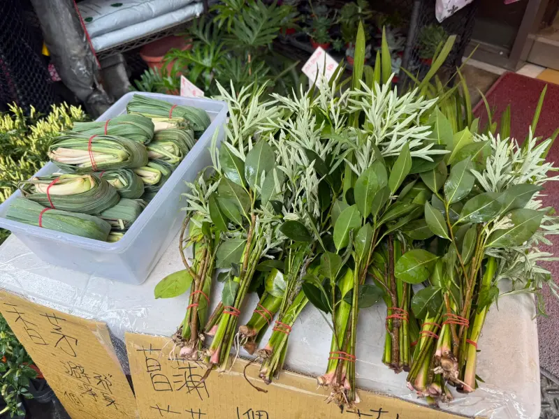 ▲端午節掛艾草避邪，這天市場花市都會販售現成的艾草、五寶草，端午掛艾草時間、招財轉運方式一次看。（圖／取自「巧茵花藝」粉專）