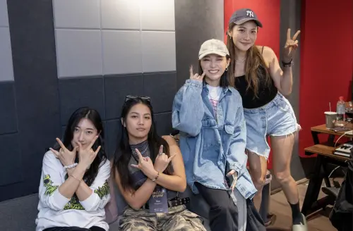 ▲創作營女力爆發,Sarah.J、阿布絲、閻奕格(右2)、李宜玲不到一天就完成2首創作。(圖/文策院/WCM提供) ▲創作營女力爆發,Sarah.J、阿布絲、閻奕格(右2)、李宜玲不到一天就完成2首創作。(圖/文策院/WCM提供)