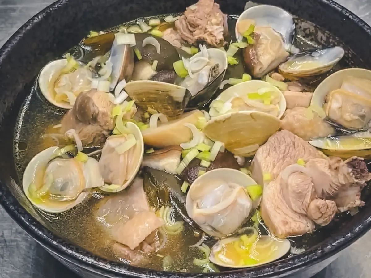 ▲剝皮辣椒雞湯怎麼煮？除了加蛤蜊，大廚美味煮法快速看懂，全聯剝皮辣椒推薦「1罐頂天」。（圖／普橘島提供）