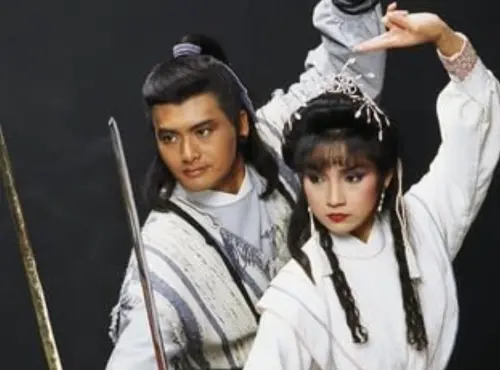 ▲戚美珍（右）因為與周潤發（左）合演的港劇《笑傲江湖》，成為香港知名的紅星。（圖／摘自IMDb）