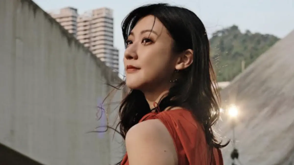 ▲林逸欣（如圖）本月29日上架新歌〈Evelyn〉MV，首度挑戰女女戀同性戲碼，與對手演員有多場親密互動，林逸欣難掩興奮地說：「一點都不排斥，就演員的領域來看，從以前就躍躍欲試！」（圖／欣宇宙音樂提供）