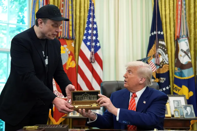 ▲美國總統川普(Donald Trump)與特斯拉執行長馬斯克(Elon Musk)決裂,川普美國時間週五早上接受《CNN》訪問時,強調自己「根本沒有在想」馬斯克,稱馬斯克「這個可憐的傢伙有問題」。(圖/美聯社/達志影像)