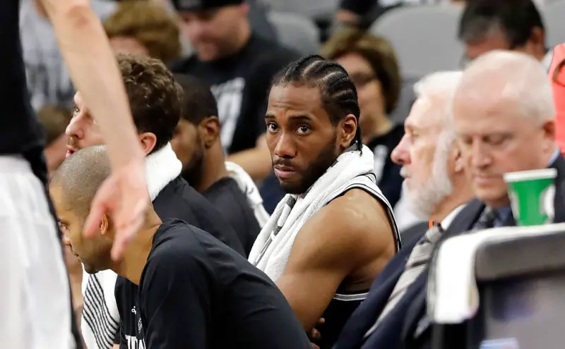 ▲Kawhi Leonard與聖安東尼奧馬刺之間的恩怨終於有了更多輪廓。當年Kawhi離開馬刺的關鍵，在於其舅舅Dennis Robertson與球隊理念產生根本性衝突，最終導致雙方信任破裂。（圖／美聯社／達志影像）