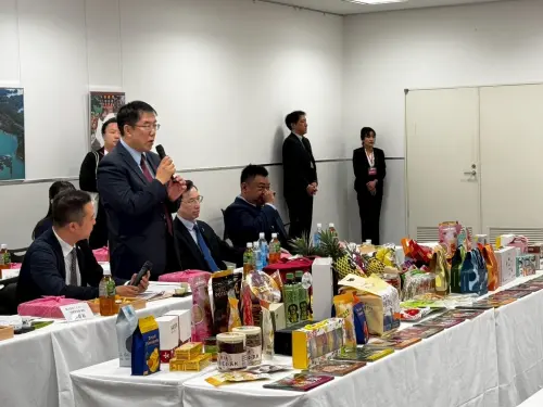 ▲黃偉哲在接受當地電視節目直播時,向日本觀眾介紹台南產的鳳梨皮薄肉多、酸甜多汁,也當場試吃台灣的經典點心番薯片。(圖/南市府提供) ▲黃偉哲在接受當地電視節目直播時,向日本觀眾介紹台南產的鳳梨皮薄肉多、酸甜多汁,也當場試吃台灣的經典點心番薯片。(圖/南市府提供)
