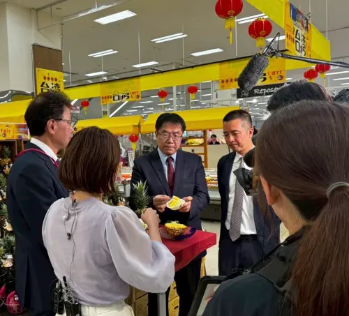 ▲黃偉哲在「台灣展」開幕式熱情推廣台南水果及農特產。(圖/南市府提供) ▲黃偉哲在「台灣展」開幕式熱情推廣台南水果及農特產。(圖/南市府提供)