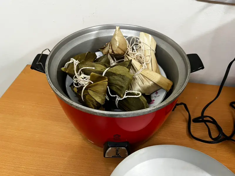 ▲端午節用電鍋蒸完粽子後，譚敦慈建議可以用「檸檬」來清洗，洗完之後還會散發自然的檸檬清香。（圖／記者張勵德攝）