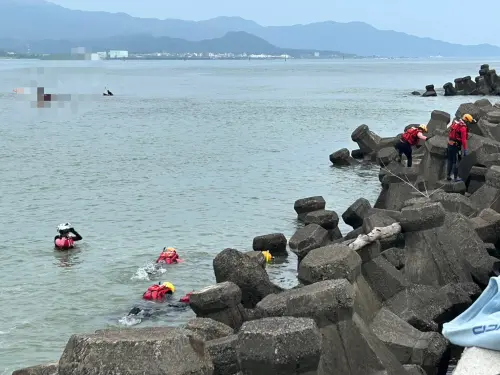 ▲ 美男大生新北貢寮遭浪捲入海失蹤，31日上午海陸空擴大搜尋，下午尋獲患者，但已無生命跡象。（圖／翻攝畫面）