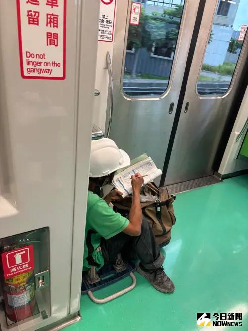 ▲補教名師李威立搭乘捷運時，意外目睹一名工人蹲在角落用功讀書的模樣。（圖／李威立臉書）