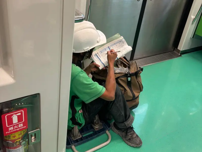 ▲女工人搭捷運苦讀模樣被拍下！補教名師李威立日前搭乘台中捷運時，意外目睹女工人在角落用功讀書，他將對方的背影拍下來上傳至網路，廣受許多網友好評。（圖／李威立臉書）