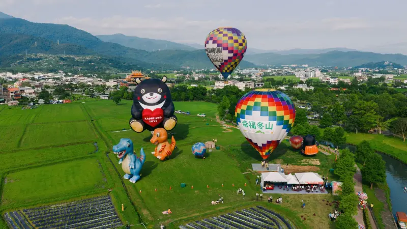 ▲冬山熱氣球嘉年華今天登場，連續2個週末六、日，都將有繫留升空及免費地面體驗，今年還有「高雄熊」熱氣球，本文整理場次、票價、交通等資訊一次看。（圖／取自幸福冬山臉書）