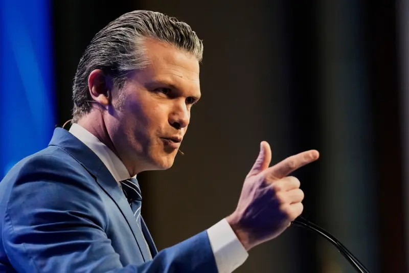 ▲美国国防部长赫格塞斯(Pete Hegseth)下令,派驻全球各地美军高阶将领,下周二需在维吉尼亚州一个海军陆战队基地集结开会,罕见调度引发外界猜测。 (图/美联社/达志影像)