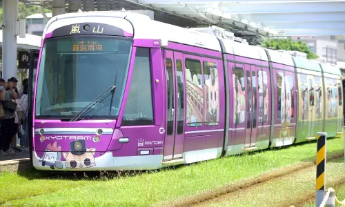 ▲日本嵐電彩繪列車配合6月6日蜜柑快閃首賣活動,將於6月6日行駛至8月31日。(圖/高雄捷運公司提供) ▲日本嵐電彩繪列車配合6月6日蜜柑快閃首賣活動,將於6月6日行駛至8月31日。(圖/高雄捷運公司提供)