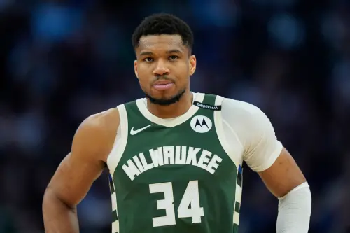 「字母哥」Giannis Antetokounmpo未來動向成為今年休賽季的最大謎團,美國媒體《Fadeaway World》提出了一筆極具話題性的三方交易構想:金州勇士藉由芝加哥公牛的協助,換來字母哥與Stephen Curry聯手衝冠。 ▲金州勇士傳出將打造全新「三巨頭」,目標鎖定「字母哥」Giannis Antetokounmpo,Draymond Green近日更在節目中公開質疑Giannis的「大前鋒」定位,此番言論被外界解讀為在為這筆潛在交易鋪路。(圖/美聯社/達志影像)