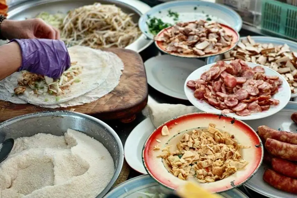 ▲高雄橋頭已開業70年的知名老店「天成潤餅」，日前爆發疑似食物中毒事件，業者今日於臉書公布即日起正式永久歇業。（圖／翻攝Google 評論）