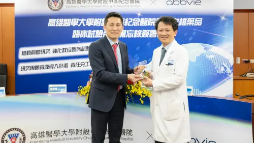 ▲高醫於一項針對轉移性大腸直腸癌的臨床試驗中,在全世界多個研究中心啟動招募作業後,高醫率先招募到首位受試者,由艾伯維藥品總經理孫啟德(左)頒贈獎座給高醫院長王照元。(圖/高醫提供) ▲高醫於一項針對轉移性大腸直腸癌的臨床試驗中,在全世界多個研究中心啟動招募作業後,高醫率先招募到首位受試者,由艾伯維藥品總經理孫啟德(左)頒贈獎座給高醫院長王照元。(圖/高醫提供)