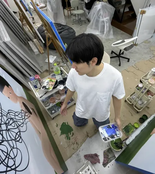 泰國年輕藝術家貢坎(Gongkan) ▲泰國年輕藝術家貢坎(Gongkan)在畫室中創作。(圖/翻攝自Gongkan Instagram)