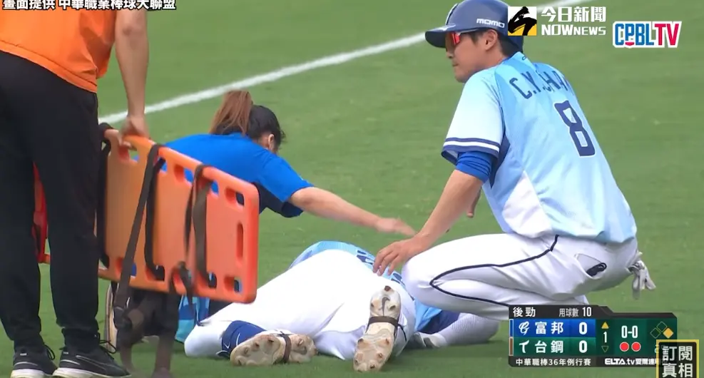 ▲一局上富邦悍將第3棒申皓瑋打出滾地球，台鋼二壘手林家鋐導傳一壘時傳偏，一壘手郭阜林也未能檔下球，球經過一個滾地後直接擊中剛好跑到一壘的申皓瑋的胯下，讓他當下痛到起不