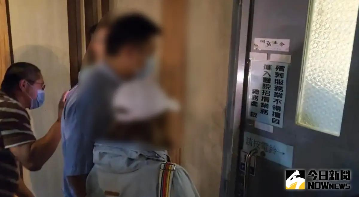 ▲ 78歲老翁三峽暴衝意外，余男31號上午身亡，余男妻子及兒子來到往生室，陪同相驗。（圖／翻攝畫面）