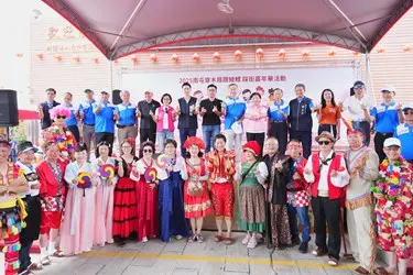 中市慶端午「穿木屐躦鯪鯉」登場 千人踩街嗨翻南屯 ▲台中慶端午辦「穿木屐躦鯪鯉」踩街嘉年華同樂。(圖/市府提供)