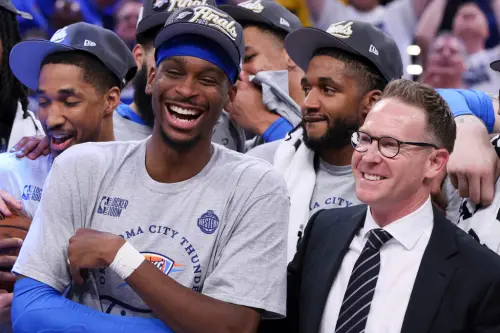 ▲2024-25賽季的奧克拉荷馬雷霆隊，正如同十年前的金州勇士隊一樣，踏上了建立王朝的第一步。圖為總管Sam Presti（圖右）和球星Shai Gilgeous-Alexander（圖左）。（圖／美聯社／達志影像）
