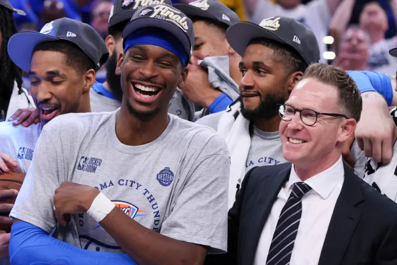 ▲2024-25賽季的奧克拉荷馬雷霆隊，正如同十年前的金州勇士隊一樣，踏上了建立王朝的第一步。圖為總管Sam Presti（圖右）和球星Shai Gilgeous-Alexander（圖左）。（圖／美聯社／達志影像）