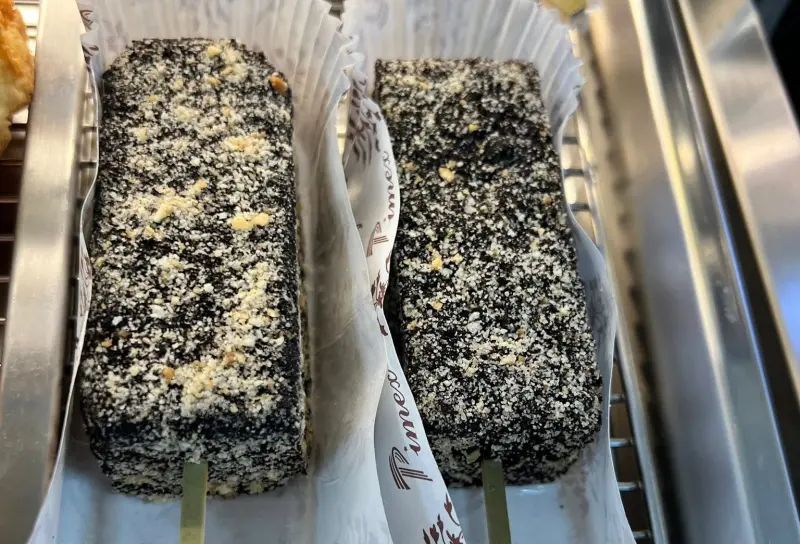 ▲全家新品「神秘豬血糕」突然爆紅，但豬血糕的真實身分曝光後，隨即引起廣大老饕直呼「被騙了！」（圖／全家便利商店 / 7-11 超商新品&好物分享區臉書）