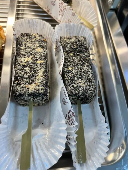 ▲有網友逛全家時意外發現新品，外型長得十分像豬血糕，意外引起顧客關注。（圖／全家便利商店 / 7-11 超商新品&好物分享區臉書）