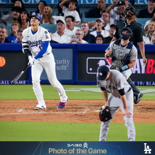 ▲道奇隊官方X帳號在賽後上傳這張由DAISO贊助的「本場最佳照片」，並寫道：「今晚比賽的最佳照片由DAISO呈獻。」照片中，大谷翔平咬牙盯著飛行的球，Fried則在畫面後方低頭頹坐，形成強烈對比。（圖／ˇ取自洛杉磯道奇隊X）