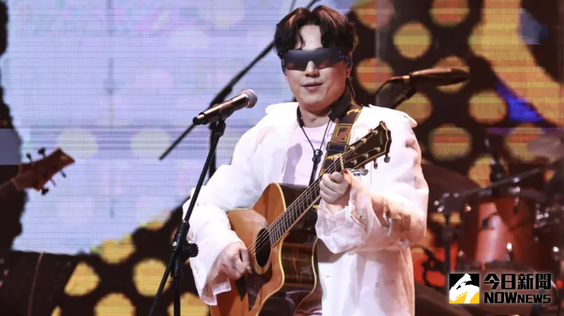 ▲「金曲歌王」蕭煌奇（如圖）今（31）日於台北流行音樂中心舉行《朋友你現在好嗎？》演唱會，開場大展爵士鼓、薩克斯風與吉他多元樂器才能，全場歌迷邊聽邊看十分享受。（圖／記者吳翊緁攝影）