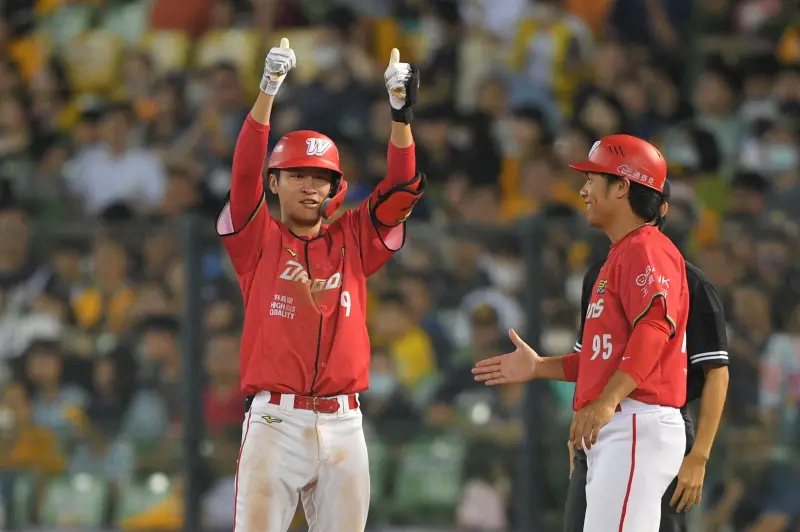 ▲林辰勳本戰第七局替補上場蹲捕，結果後續在這場打擊延長賽中3打數敲出3支安打，榮獲單場MVP。（圖／味全龍提供）