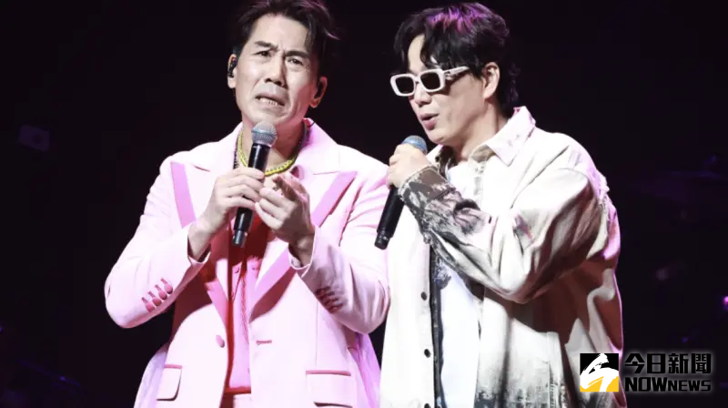 ▲蕭煌奇（右）今（31）日於台北流行音樂中心舉行《朋友你現在好嗎？》演唱會，稍早驚喜嘉賓羅時豐（左）衝上台，被蕭煌奇逼著挑戰升key版的〈墓仔埔也敢去〉，就連私下尿尿被抓包也遭爆料出來，逗樂全場眾人。（圖／記者吳翊緁攝影）