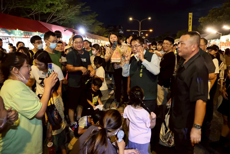 ▲2025臺南國際龍舟錦標賽今晚進行最後決賽賽程，黃偉哲邀請全國民眾，接下來來9-10月連假多來台南旅遊。（圖／南市府提供）