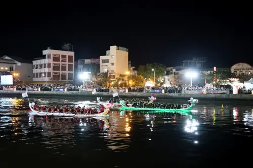 ▲台南國際龍舟錦標賽今晚進行最後決賽賽程。（圖／南市府提供）