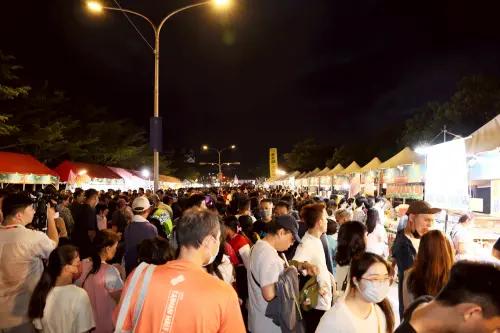 ▲今年台南龍舟國際錦標賽已告一段落，但很多朋友還在現場流連忘返，享受安平運河邊的美食特色市集。（圖／南市府提供）