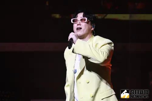 ▲蕭煌奇(如圖)昨晚舉行《朋友你現在好嗎?》演唱會,帶來多首〈候鳥〉、〈你是我的眼〉及〈好好先生〉等多首經典曲。(圖/記者吳翊緁攝影) ▲蕭煌奇(如圖)昨晚舉行《朋友你現在好嗎?》演唱會,帶來多首〈候鳥〉、〈你是我的眼〉及〈好好先生〉等多首經典曲。(圖/記者吳翊緁攝影)