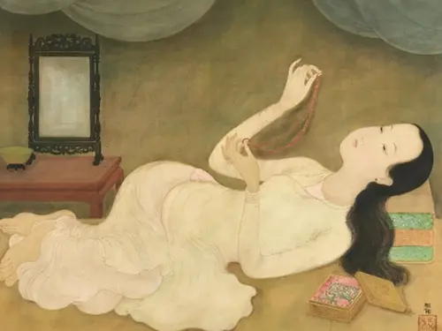 ▲越南藝術家梅忠恕作品《項鍊》，身穿白色長裙的越南女子姿態優雅，專注凝視著手中的紅色項鍊，彷彿透過這件飾品回憶著某個重要的人。（圖／翻攝自thanh nien）