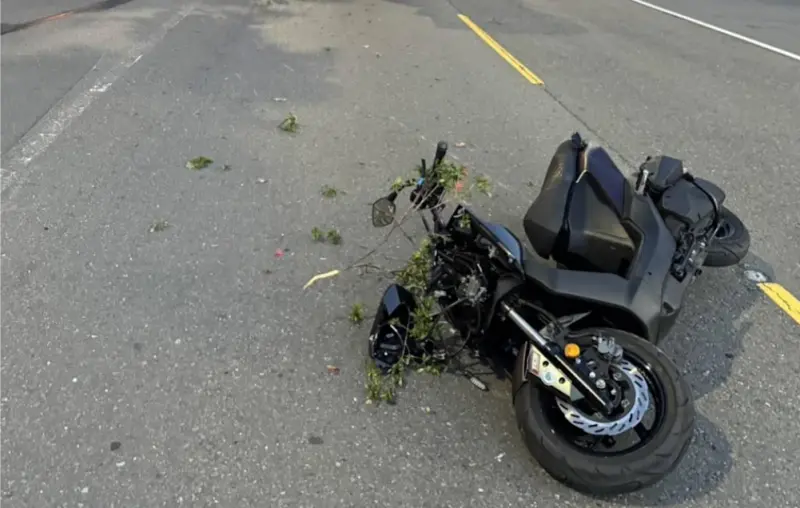 ▲高雄2名男大生凌晨騎車自撞身亡。（圖／翻攝畫面）