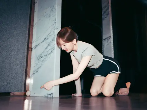 ▲王心凌端午「趴地立蛋」！1招作弊粉絲笑翻　真理褲露出白嫩美腿（圖／王心凌IG）