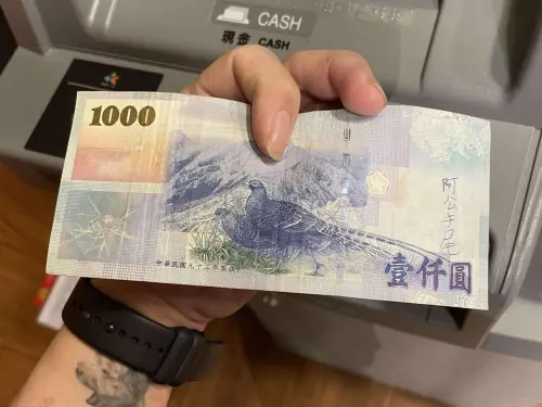 ▲民眾在ATM領到陌生人的手尾錢,鈔票正反面都寫著「阿公手尾」。(圖/民眾授權提供) ▲民眾在ATM領到陌生人的手尾錢,鈔票正反面都寫著「阿公手尾」。(圖/民眾授權提供)